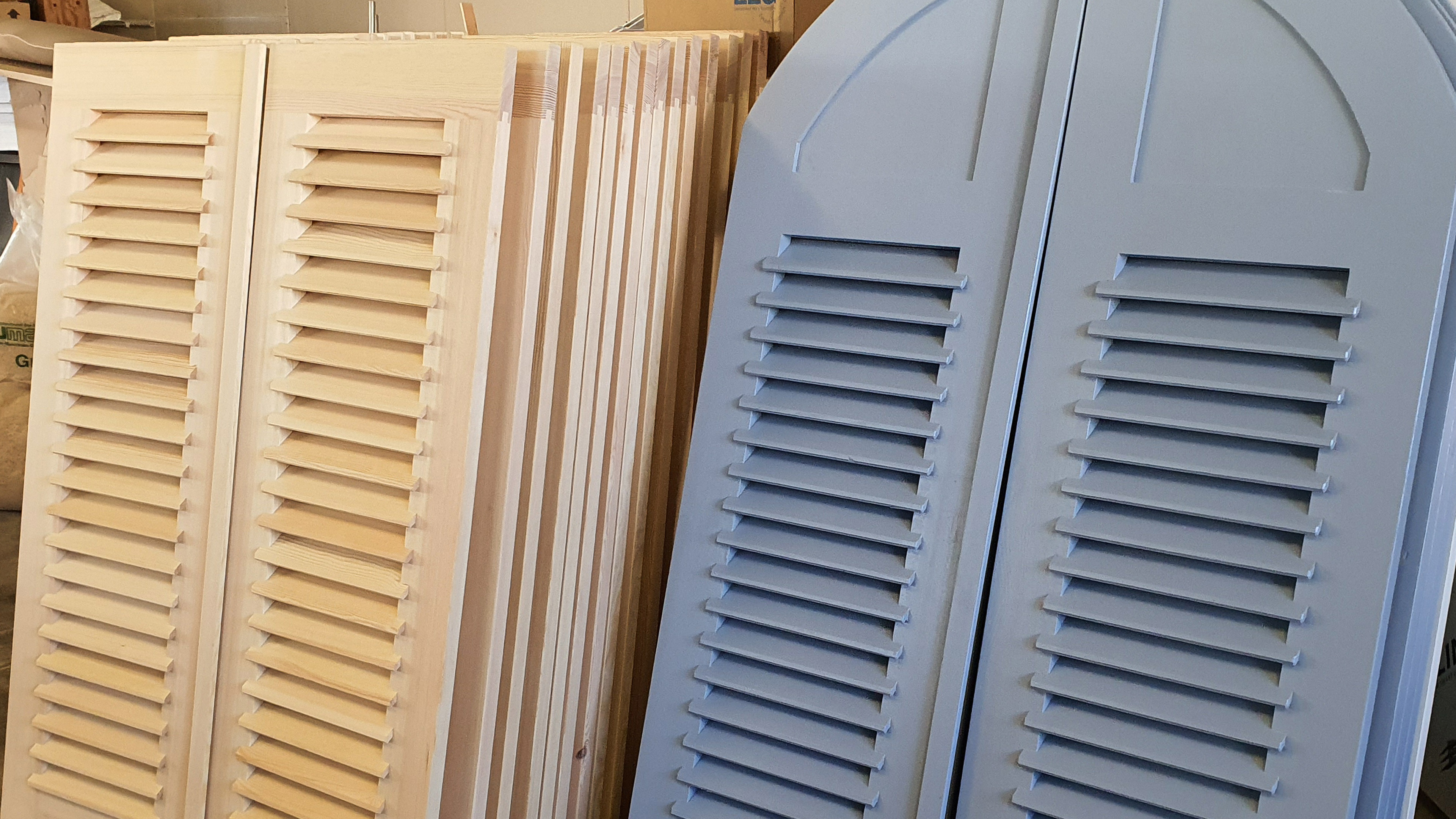 Die ueberarbeiteten Schlagläden/Fensterläden in unserer Werkstatt