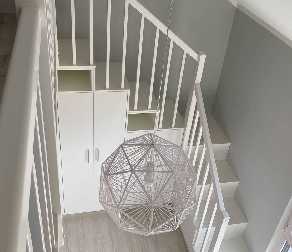 Treppe mit Unterbauschrank und Empore